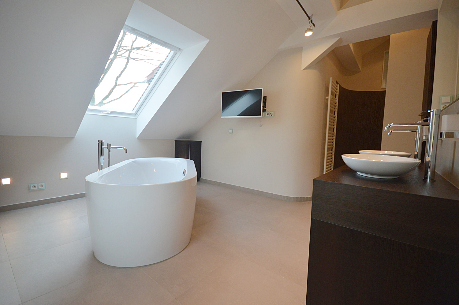 Einzigartige Design-Wohnung mit Seeblick - Badezimmer mit Wellness-Dusche